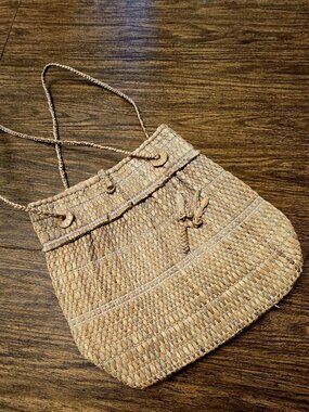 Women's Woven Straw Basketweave Design Shoulder Bag w/Floral Accent - Sz Medium